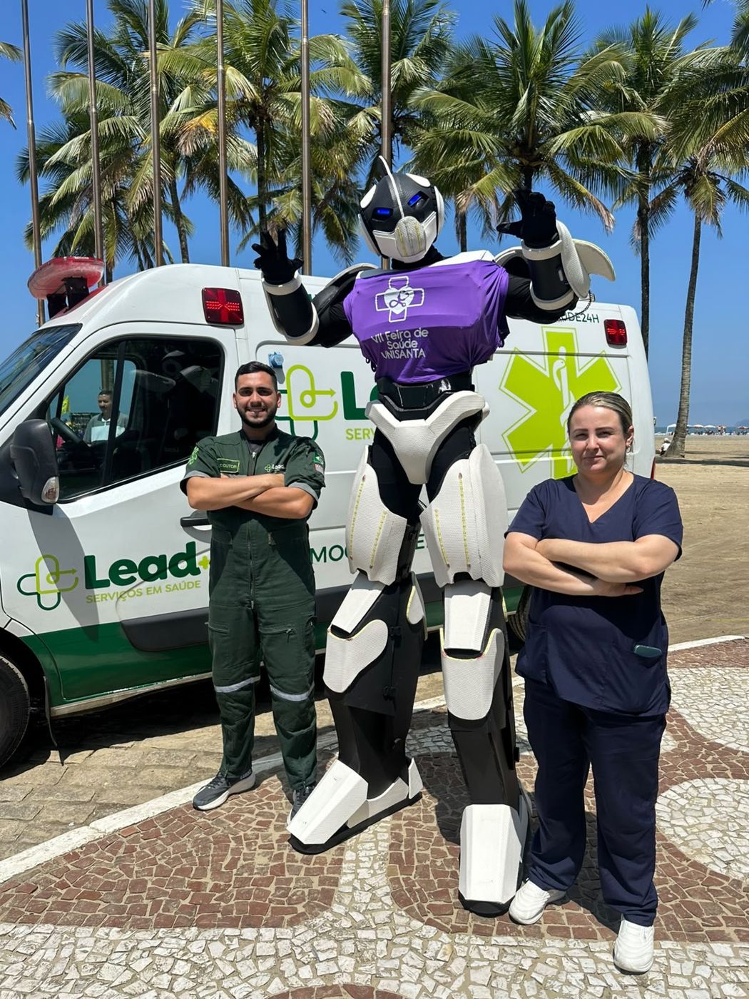Condutor e enfermeira da LEAD em evento na orla