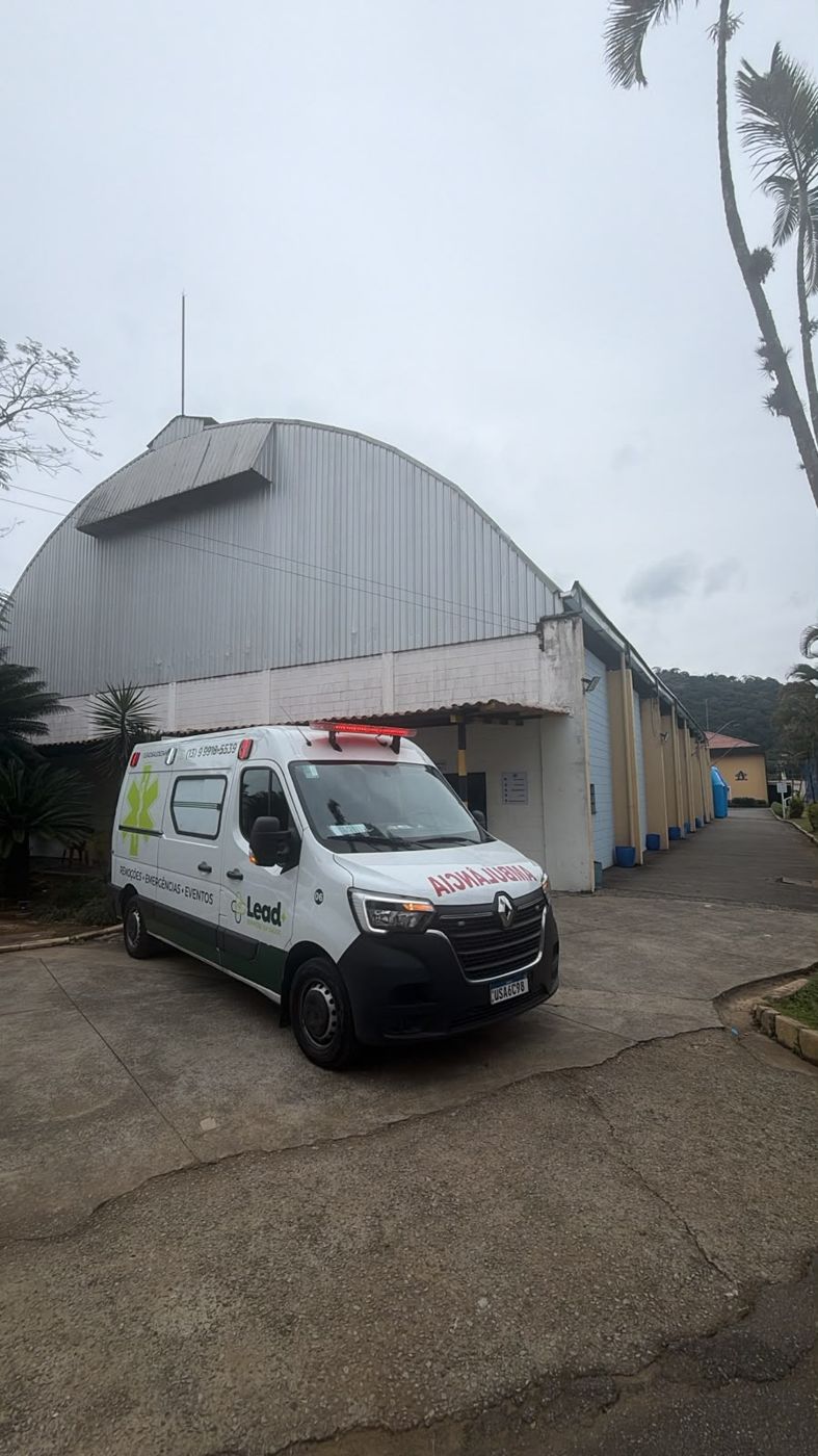 Evento em ginásio: Equipe posicionada na entrada do local
