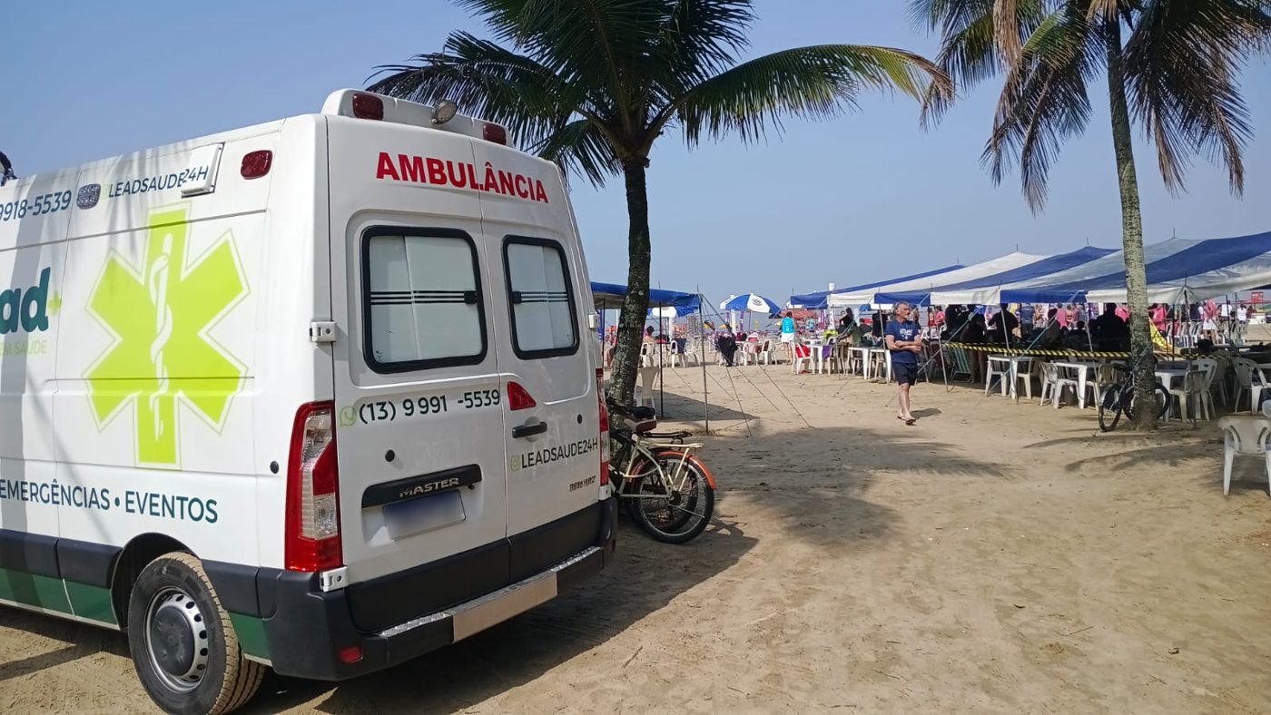 Festa na praia: Ambulância junto ao público do evento