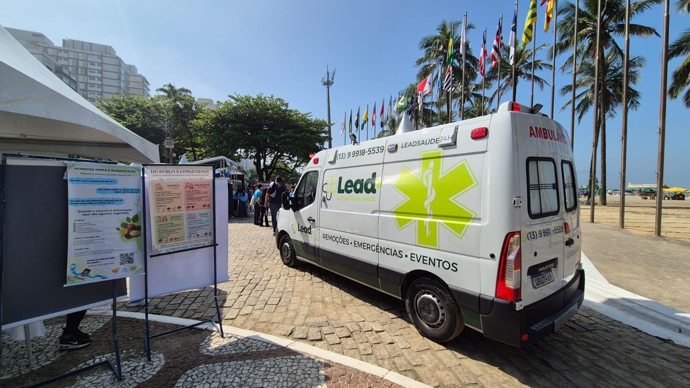Feira de saúde: Ambulância posicionada junto aos estandes