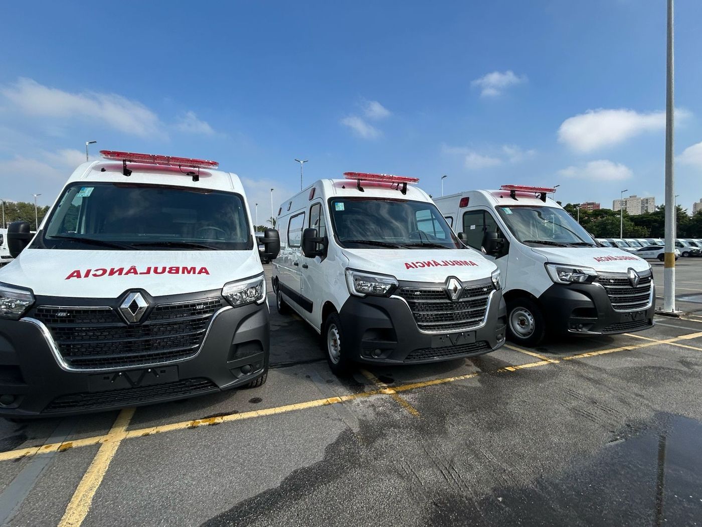 Três ambulâncias Renault Master novas