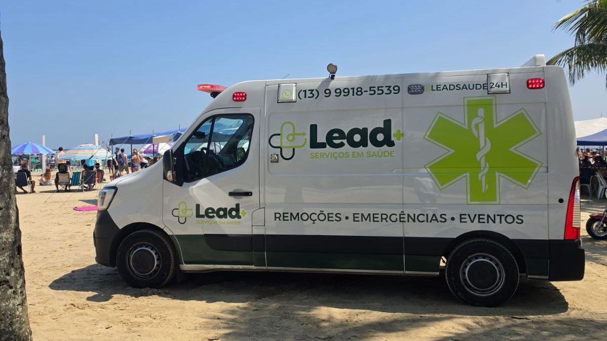 Ambulância da LEAD estacionada na areia da praia em Santos