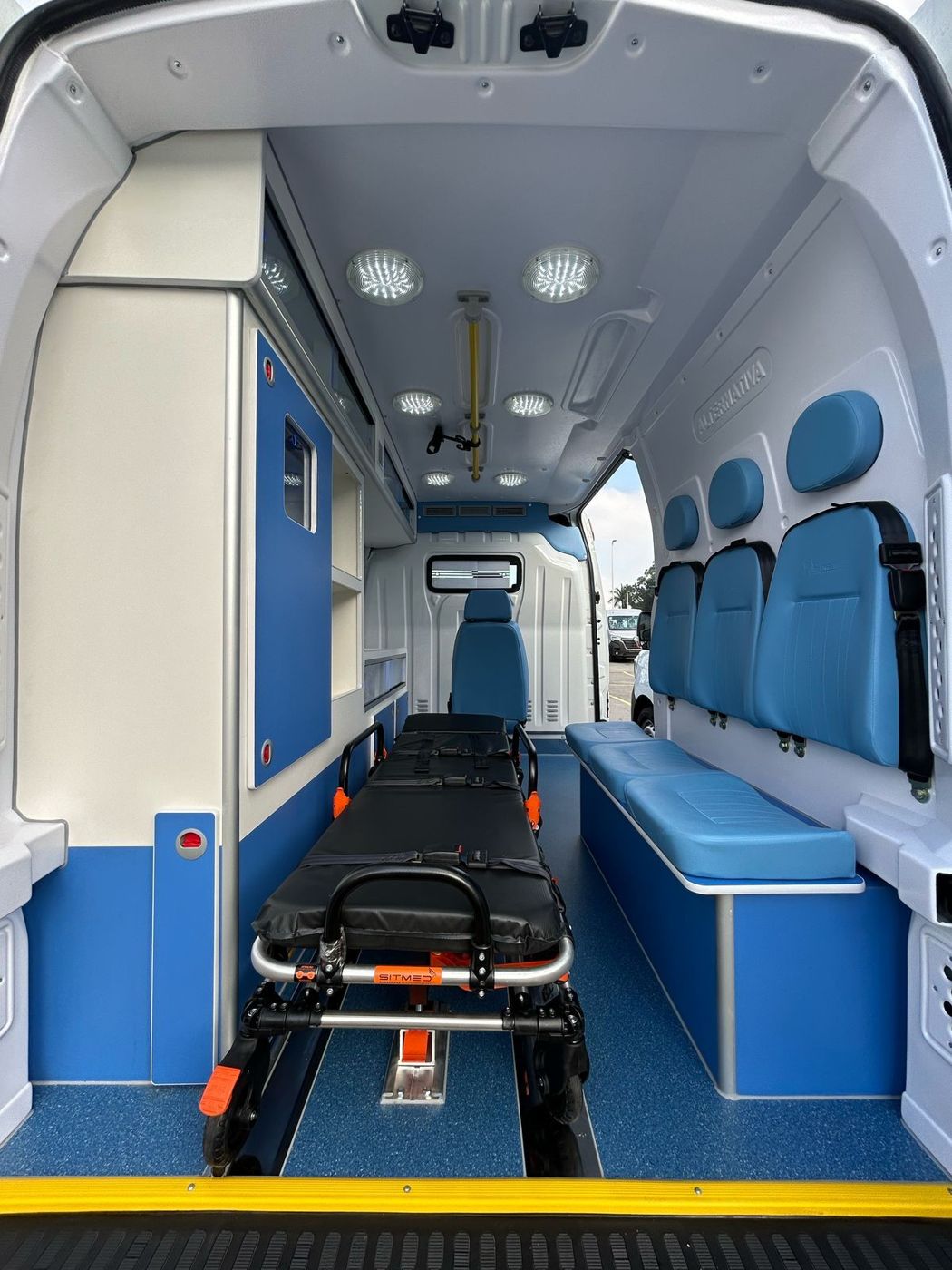 Interior de ambulância da LEAD com maca
