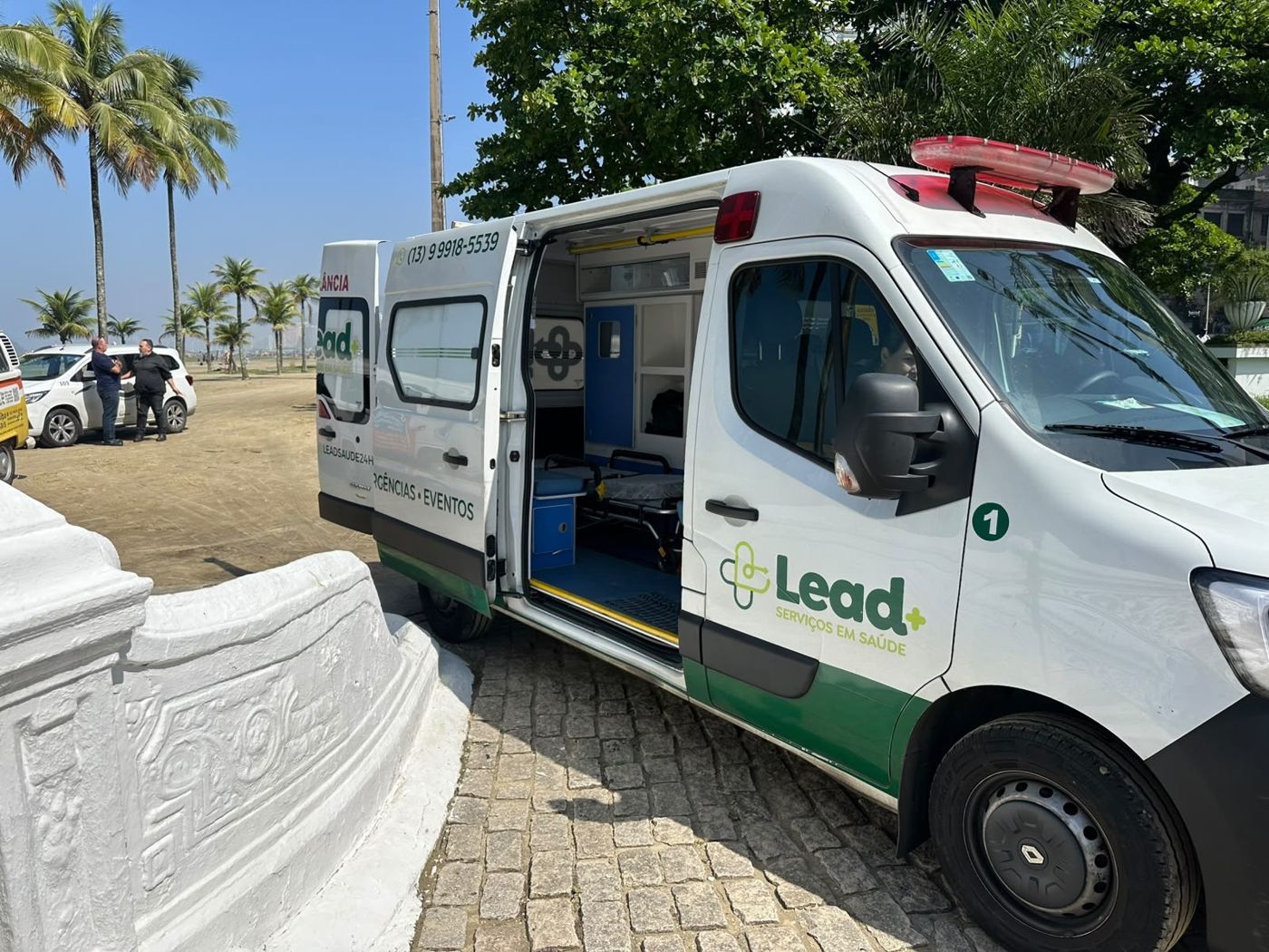 Ambulância da LEAD com a porta lateral aberta